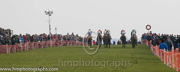 Large crowds at the Tynan and Armagh Hunt Point to Point Races at Farmacaffley Armagh