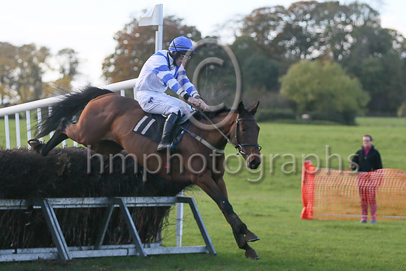 03rd Suzy'S Music and B G Crawford ( 11 , WHITE,royal blue chevron; white,royal blue armlet sleeves; white  royal blue qtd cap ) Trainer: S.R.B. Crawford,, Owner : Roy McGaw