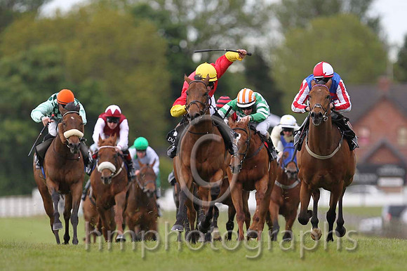 01 Judies Child & S B Kelly - winner (4, Red,yellow halved sleeves) - FT8E5365-15