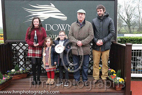 01st Witness Of Fashion ( 12 , maroon, pink seams ) and C.D. Maxwell (3) - Trainer : Patrick Rooney - Owner : Mrs Lorraine Rooney
