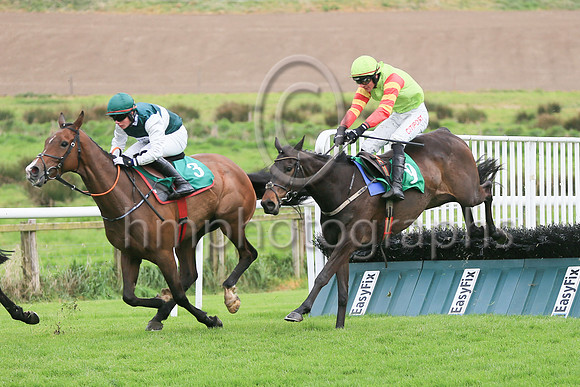 2 The Ballyline Man (9 ,green, yellow hooped sleeves ), Jockey - D E Mullins ,Trainer - W P Mullins