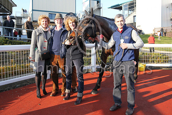 01st Fine Rightly ( 1 , maroon, white chevron ) and A.E. Lynch - Trainer : S.R.B. Crawford - Owner : Miss Patricia Duffin