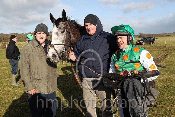 01 Monbeg Rose  R James - Trainer : Donnchadh Doyle, Green, orange spots