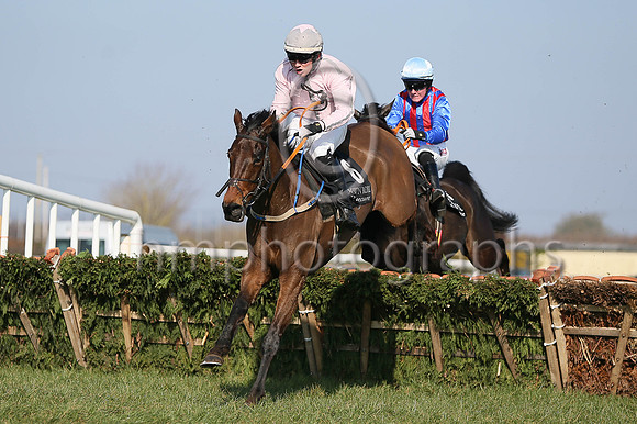 01st Theo ( 6 , pink, grey seams ) and C. Brassil (2) - Trainer : S. Donohoe - Owner : S. Donohoe
