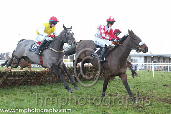 05 Firethorn & K C Sexton - 5th (12, yellow, white sleeves ) & 07 My Kind Of Town & J M Moore - 7th (9, emerald green, orange hooped, blue cap) - CU2D0025-30