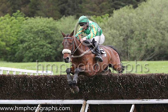 F HAZINOWINGS and M J O'Hare ( 5 , EMERALD GREEN,white stars; emerald green,yellow striped sleeves; emerald green  yellow striped cap ) Trainer: Dermot McLoughlin,, Owner : Thomas Carey
