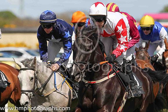 06th A Touch Of Sparkle ( 17 , dark blue, white star ) and P E Corbett - Trainer : S R B Crawford - Owner : Realta Horse Racing Club