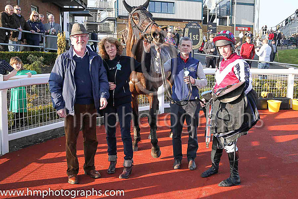 01st Fine Rightly ( 1 , maroon, white chevron ) and A.E. Lynch - Trainer : S.R.B. Crawford - Owner : Miss Patricia Duffin