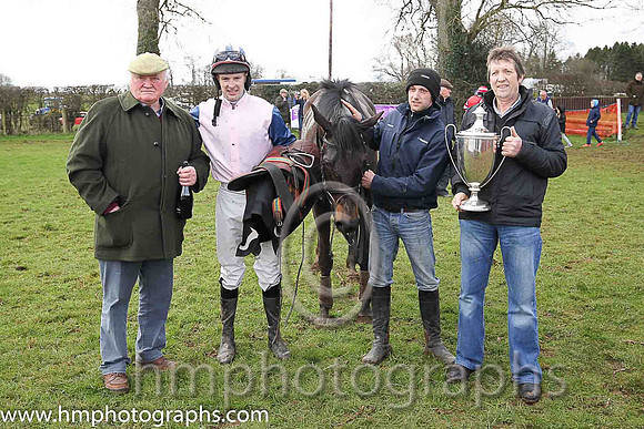 01st MOLLYKING? and M J O'Hare ( 17 , PINK; blue sleeves; pink  blue striped cap ) Trainer: J.G. Cosgrave,, Owner : Fred Mackey