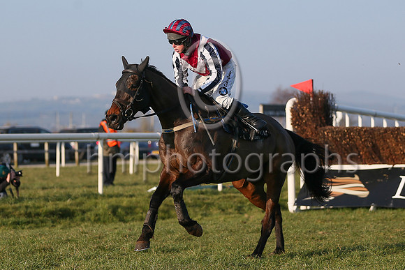 01st Fine Rightly ( 1 , maroon, white chevron ) and A.E. Lynch - Trainer : S.R.B. Crawford - Owner : Miss Patricia Duffin