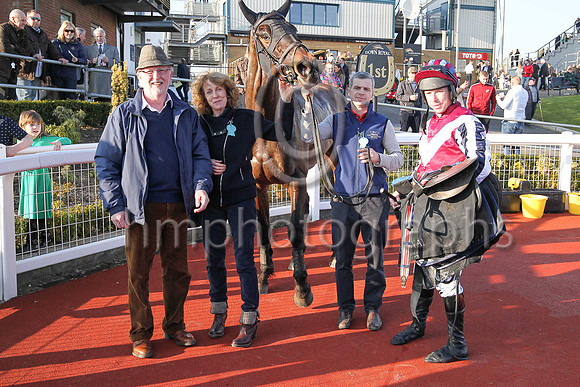 01st Fine Rightly ( 1 , maroon, white chevron ) and A.E. Lynch - Trainer : S.R.B. Crawford - Owner : Miss Patricia Duffin