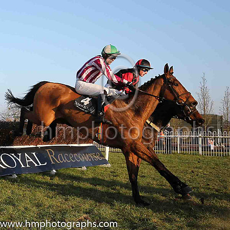 01st Pointview Gale ( 5 , black and red halved ) and A.J. Fox (7) - Trainer : Liam Lennon - Owner : P. Heaney