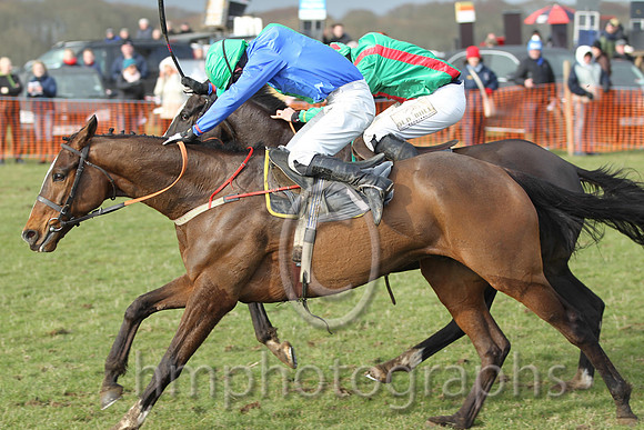 R4 Chosen Dream & J J Codd - winners (right of picture) behind Davyroy & N McParlan 2nd - (blue & green  panel)  -  FT8E3854-17