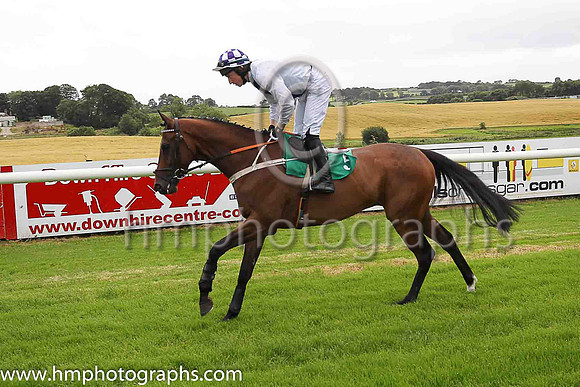 07th Man Of Conquest and M P Fogarty ( 5 , white, purple panel ) Trainer - D McDonogh
