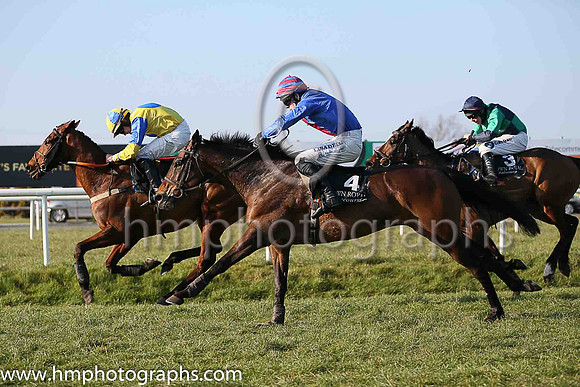 01st Kylestyle ( 4 , blue, red panel ) and G.N. Fox (3) - Trainer : F. Flood - Owner : John Nestor