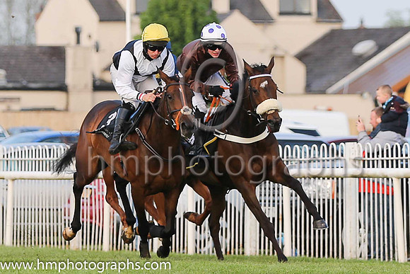 01st Duckweed (3, black and white diabolo,white sleeves, yellow cap) and Mark Bolger, Trainer Mrs John Harrington, Owner Kieran Guinness