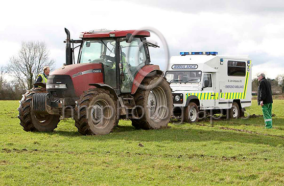 Emergency Services getting a tow - FT8E0031-e