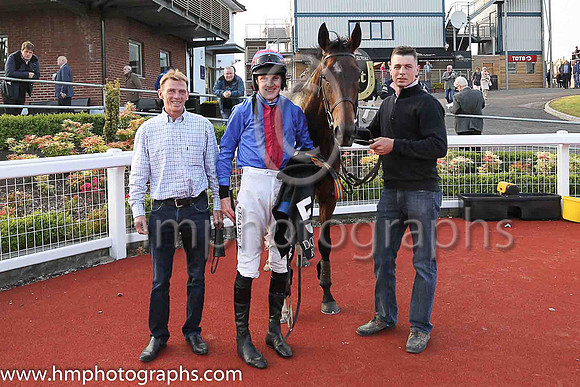 01st Kylestyle (5, royal blue, red panel) and Ger Fox, Trainer F Flood, Owner John Nestor