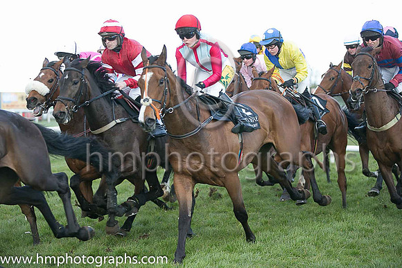 04th Lagavara ( 19 , red and white hooped sleeves ) and Mr S Crawford - Trainer : S R B Crawford - Owner : Steven Crawford