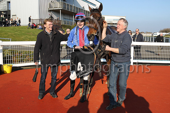 01st Kylestyle ( 4 , blue, red panel ) and G.N. Fox (3) - Trainer : F. Flood - Owner : John Nestor
