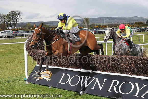 01st Hurricane Darwin ( 4 , yellow, dark blue sash ) and D F O?Regan - Trainer : A Fleming - Owner : Barry Connell
