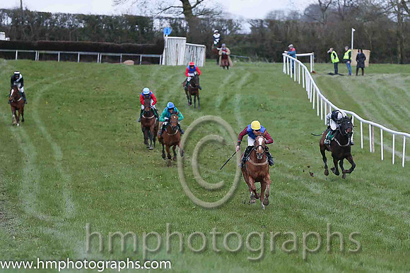 01st I'M AN IZZ WIZZ and A J Fox ( 6 , BLUE; tartan sleeves; gold cap ) Trainer: Liam Lennon,, Owner : John Turner