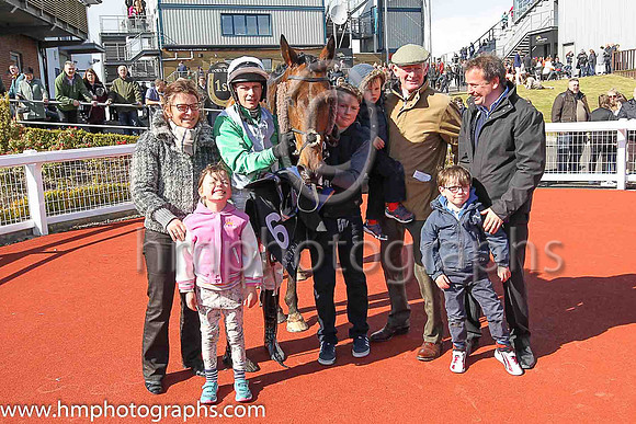 01st Mitebeall Forluck ( 6 , green, white cross sashes ) and P Townend - Trainer : A L T Moore - Owner : C Hanbury