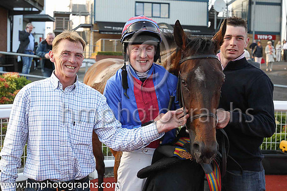 01st Kylestyle (5, royal blue, red panel) and Ger Fox, Trainer F Flood, Owner John Nestor