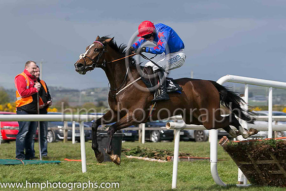 01st Kilkishen  ( 3 , royal blue, red stars on sleeves ) and Brian Hayes - Trainer : John Joseph Hanlon - Owner : Sean Hehir