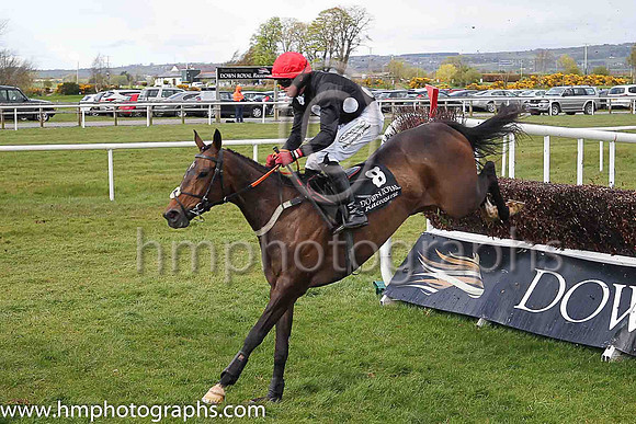 02nd Sue Oscar ( 8 , black, large white spots ) and K M Donoghue - Trainer : G P Cromwell - Owner : Miss Susan Barton