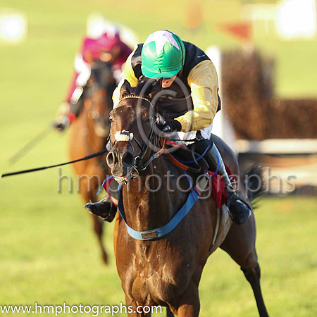 02nd Shantou Flyer (3, black yellow sleeves) and Mr B O'Neill, trainer Colin Bowe, Owner - S O'Neill