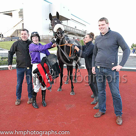 01st Robin Des Mana (5, purple and white qtrd) and Ms N Carberry, trainer Gordon Elliott, Owner T Howley Jnr