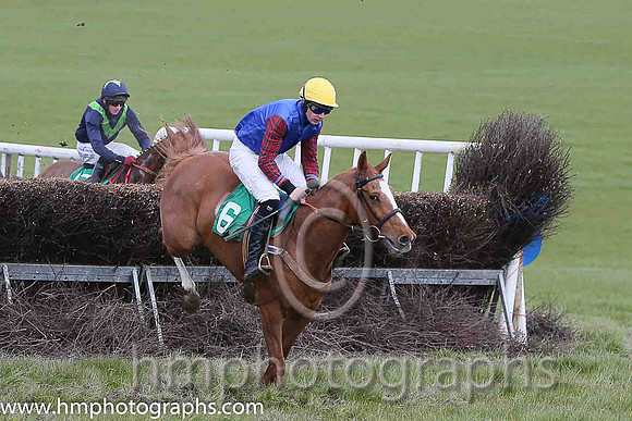 01st I'M AN IZZ WIZZ and A J Fox ( 6 , BLUE; tartan sleeves; gold cap ) Trainer: Liam Lennon,, Owner : John Turner