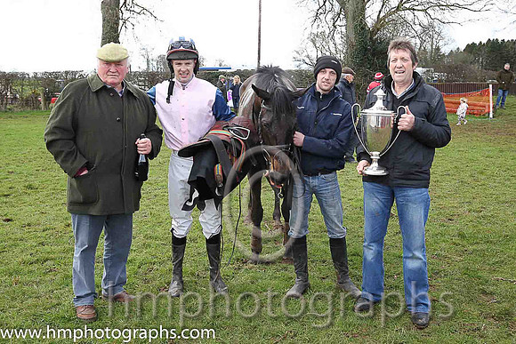 01st MOLLYKING? and M J O'Hare ( 17 , PINK; blue sleeves; pink  blue striped cap ) Trainer: J.G. Cosgrave,, Owner : Fred Mackey