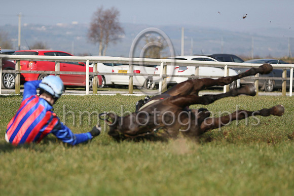 13thF Tyrone Tiger ( 3 , red and royal blue stripes ) and C.M. Collins (2) - Trainer : Miss Suzy Barkley - Owner : Applepie Syndicate