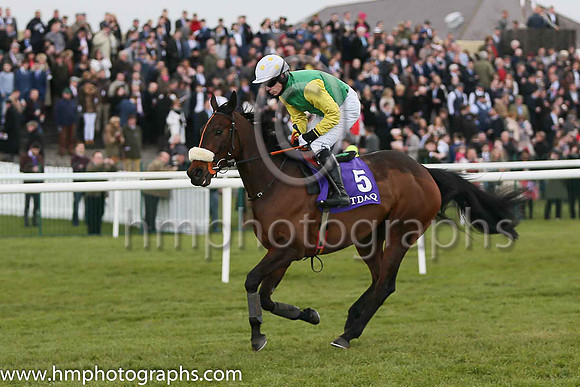 06th Ted Veale ( 5 , emerald green, yellow sleeves ) and Denis O'Regan - Trainer : A J Martin