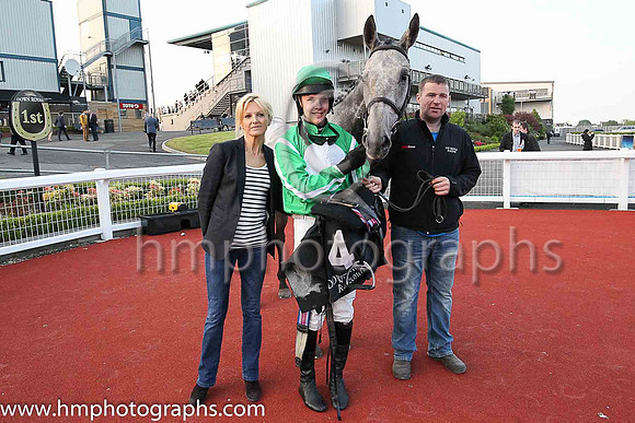 01st Bosco Di Alco (4, emerald green, white disc) and F Maguire, Trainer Miss Elizabeth Dotle, Owner Glen Howitt