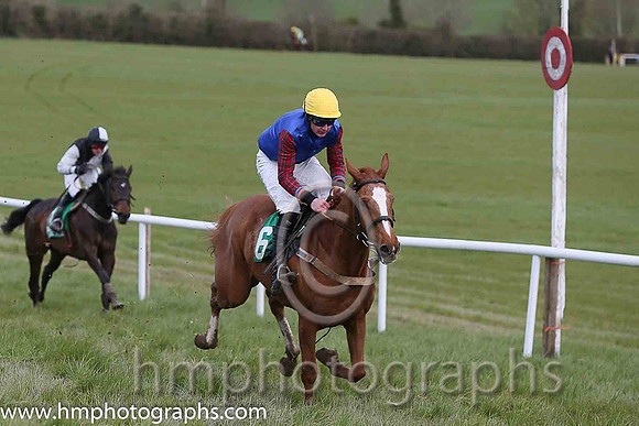 01st I'M AN IZZ WIZZ and A J Fox ( 6 , BLUE; tartan sleeves; gold cap ) Trainer: Liam Lennon,, Owner : John Turner