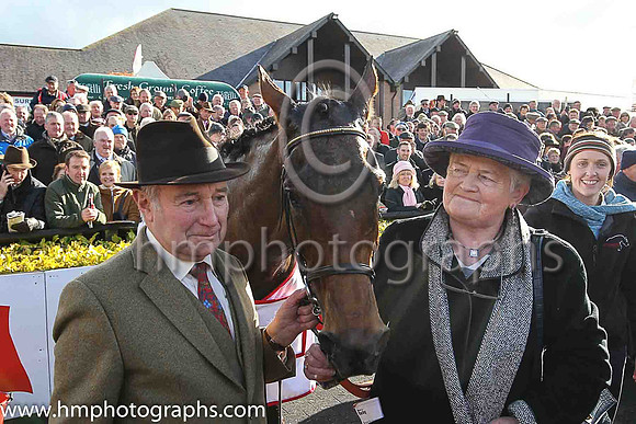 01st CARLINGFORD LOUGH ( 1 , emerald green and orange hoops ) and Barry Geraghty - Trainer : John E Kiely