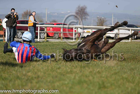 13thF Tyrone Tiger ( 3 , red and royal blue stripes ) and C.M. Collins (2) - Trainer : Miss Suzy Barkley - Owner : Applepie Syndicate
