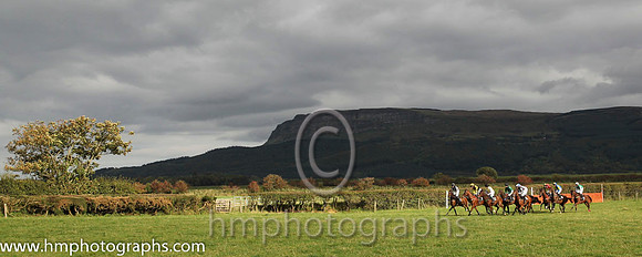 Race 3  Start at the Route Point to Point Steeplechases at Limavady - CU2D1006-37