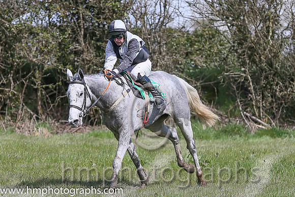 04th WOODFORT (GB) and M J O'Hare ( 5 ,Antrim (H) - BLACK  WHITE QTD; black,white hlvd sleeves; white cap ) Trainer: Colin S. McKeever,, Owner : Dennison, W.W.