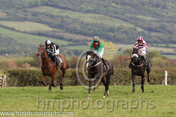 01 Chosen Dream & S Clements - winner (3, emerald green, red braces) - FT8E8363-67