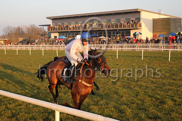 01st Dixie Lee ( 1 , pink, white hoop, blue cap ) and M.J. O'Hare (5) - Trainer : Dermot Anthony McLoughlin - Owner : Mrs.P.J.Conway