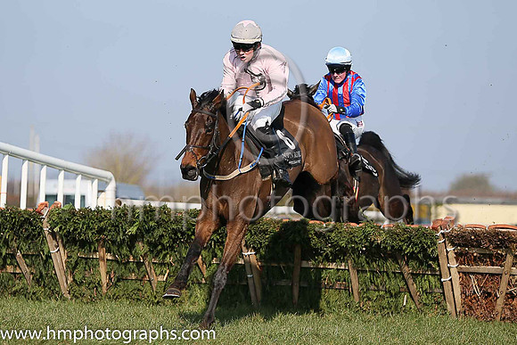 01st Theo ( 6 , pink, grey seams ) and C. Brassil (2) - Trainer : S. Donohoe - Owner : S. Donohoe