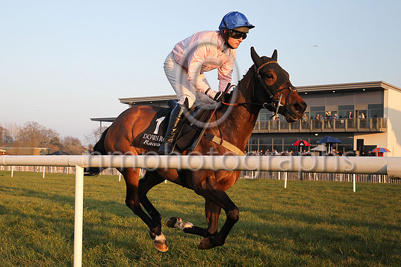 01st Dixie Lee ( 1 , pink, white hoop, blue cap ) and M.J. O'Hare (5) - Trainer : Dermot Anthony McLoughlin - Owner : Mrs.P.J.Conway