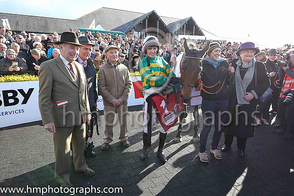 01st CARLINGFORD LOUGH ( 1 , emerald green and orange hoops ) and Barry Geraghty - Trainer : John E Kiely