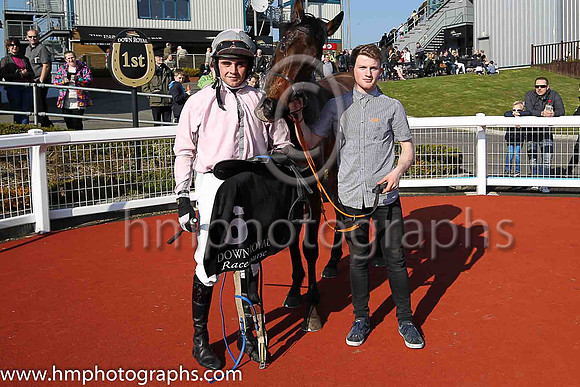 01st Theo ( 6 , pink, grey seams ) and C. Brassil (2) - Trainer : S. Donohoe - Owner : S. Donohoe