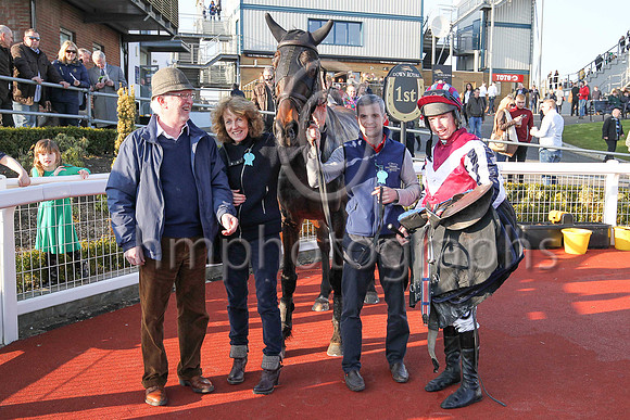 01st Fine Rightly ( 1 , maroon, white chevron ) and A.E. Lynch - Trainer : S.R.B. Crawford - Owner : Miss Patricia Duffin