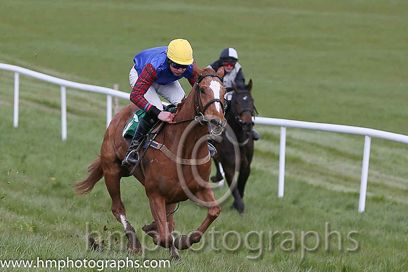 01st I'M AN IZZ WIZZ and A J Fox ( 6 , BLUE; tartan sleeves; gold cap ) Trainer: Liam Lennon,, Owner : John Turner
